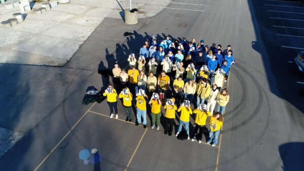 Eleverne viser deres støtte til alle flygtninge - Ukraine drone