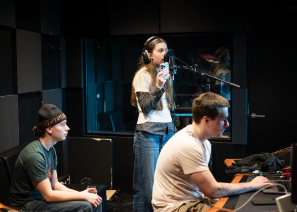 Dette billede illustrerer det samlede hovedfag Musik på Roskilde Festival Højskole. Her ses et af vores studier og viser på den måde, at man både kan skabe musik organisk med instrumenter og producere med computeren som redskab.