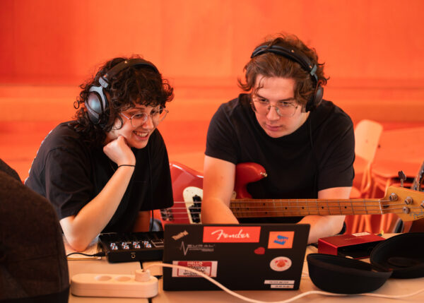 Dette billede illustrerer hovedfaget Elektronisk Musikproduktion, som er en af de to musiklinjer på Roskilde Festival Højskole. Elektronisk Musikproduktion er et skabende og kreativt musikfag, hvor fokus er at skrive sange med computeren som instrument.